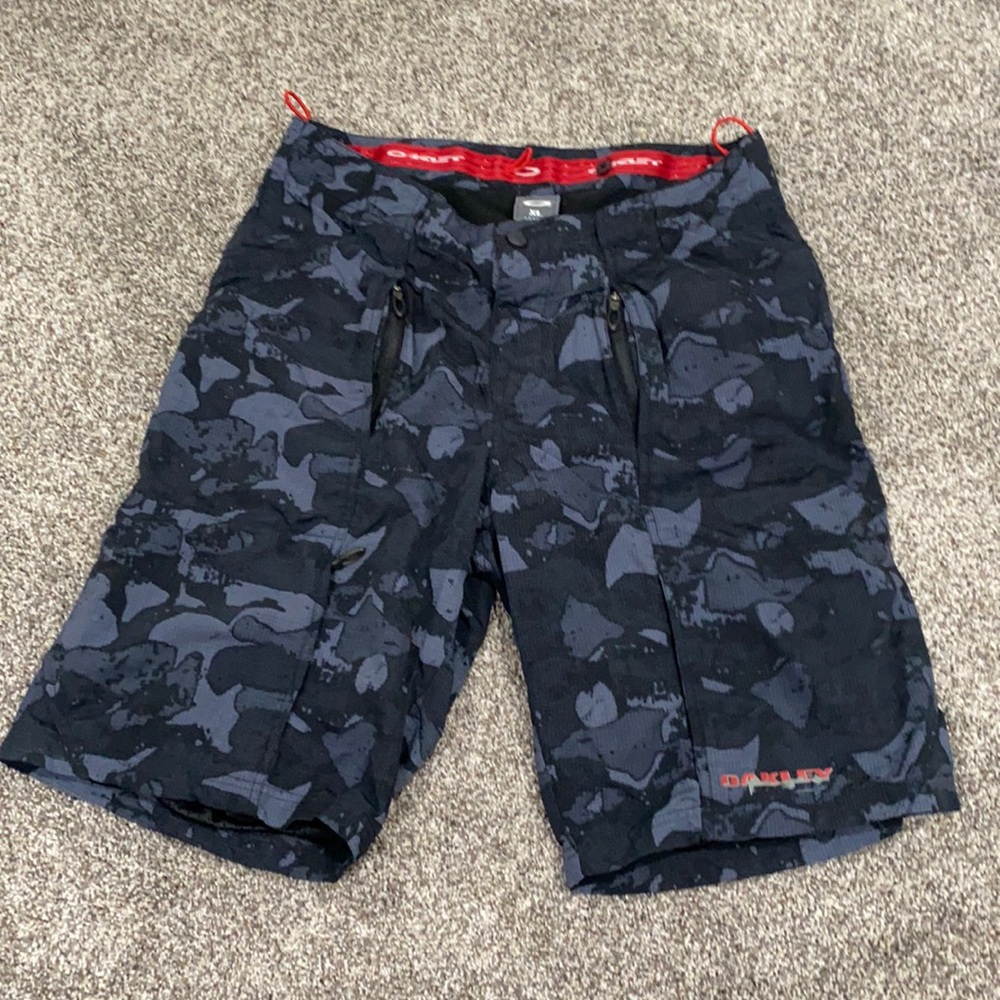 Men’s Oakley padded biking shorts